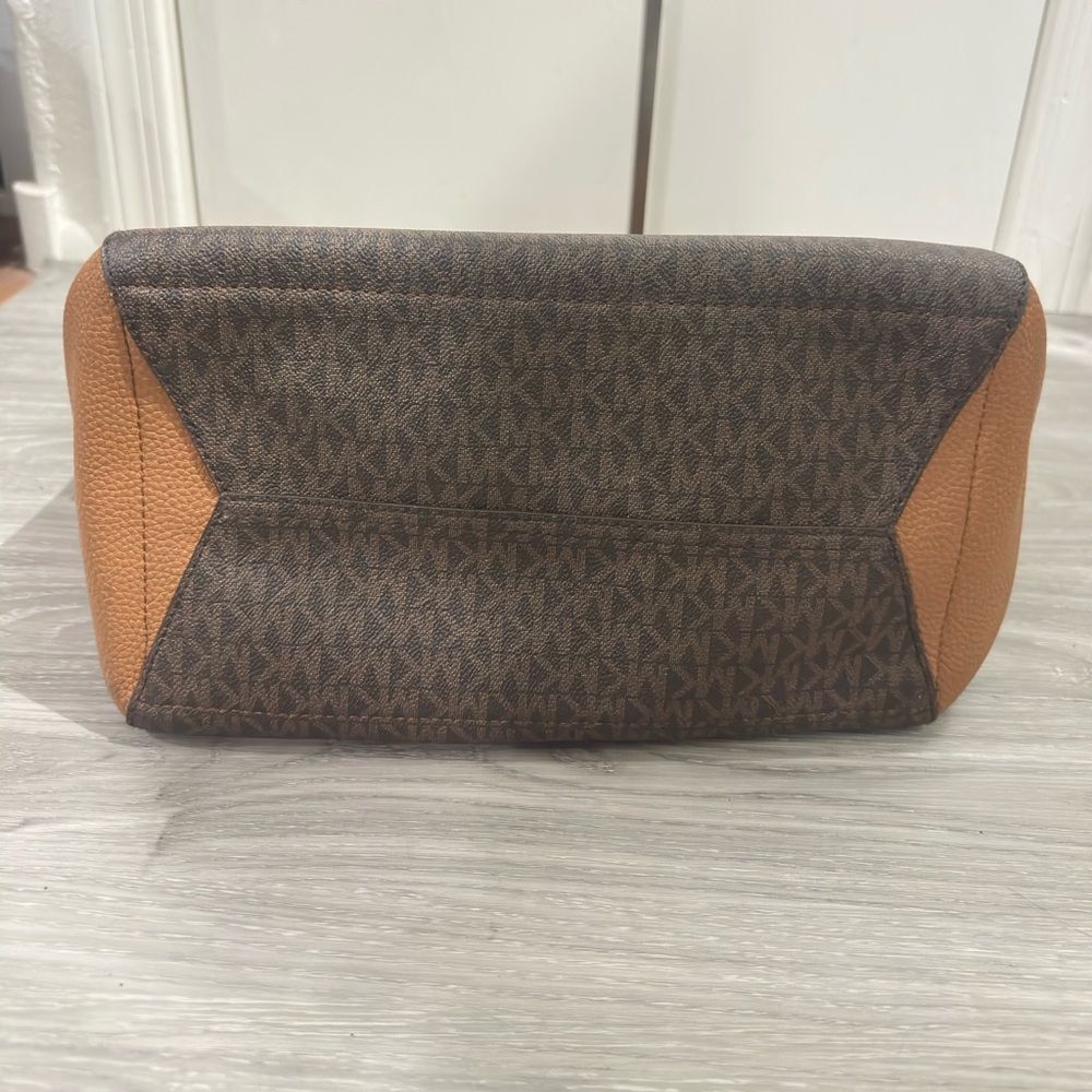 Michael Kors Elegant Brown and Tan Tote - Picture 6 of 11